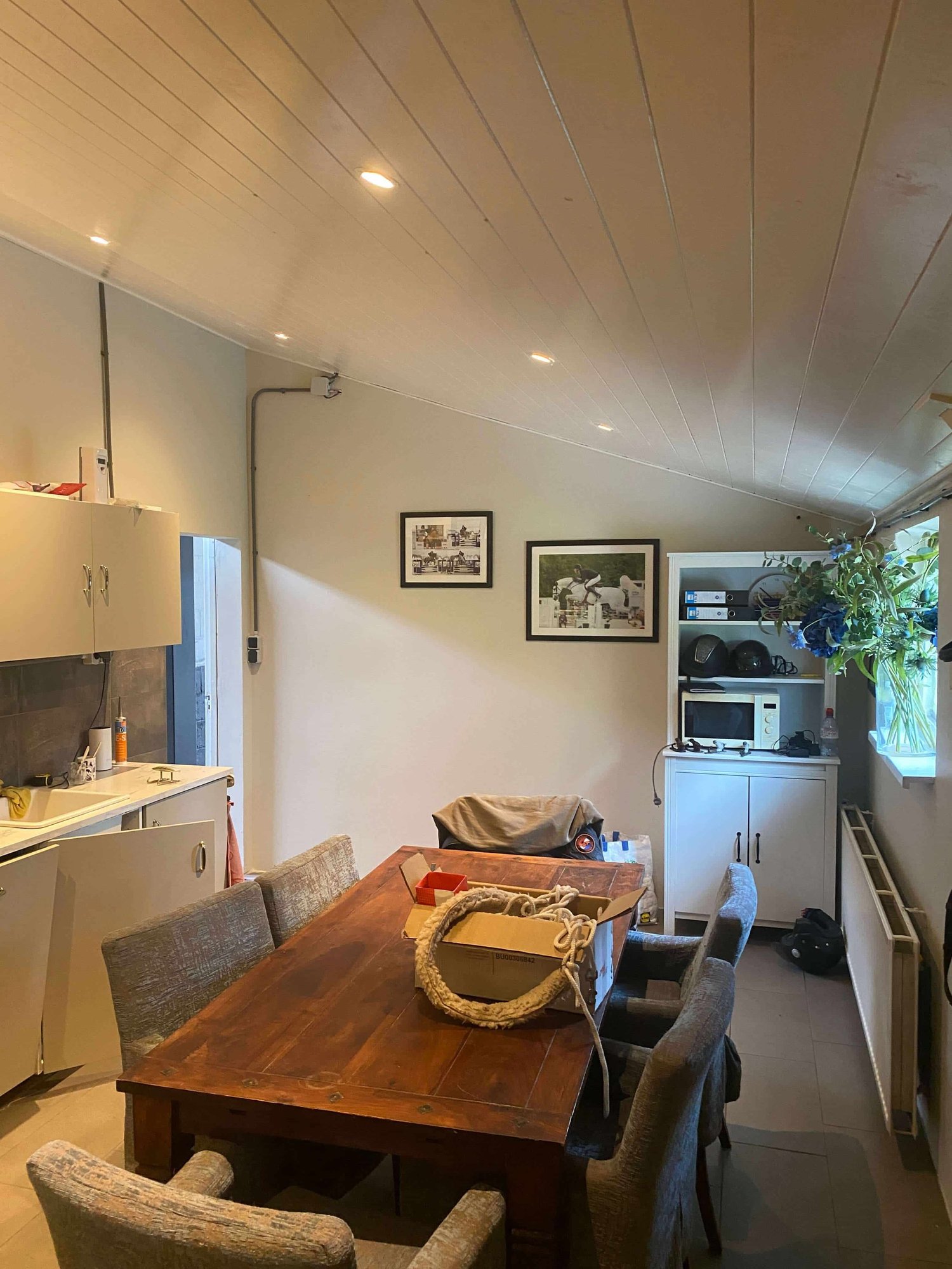 Houten plafond en wandafwerking in Almelo
